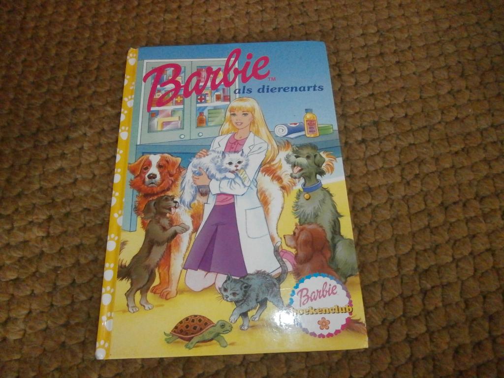 Boek Barbie als dierenarts Barbie Boekenclub barbiepop pop, Ophalen of Verzenden, Zo goed als nieuw, Barbie boekenclub