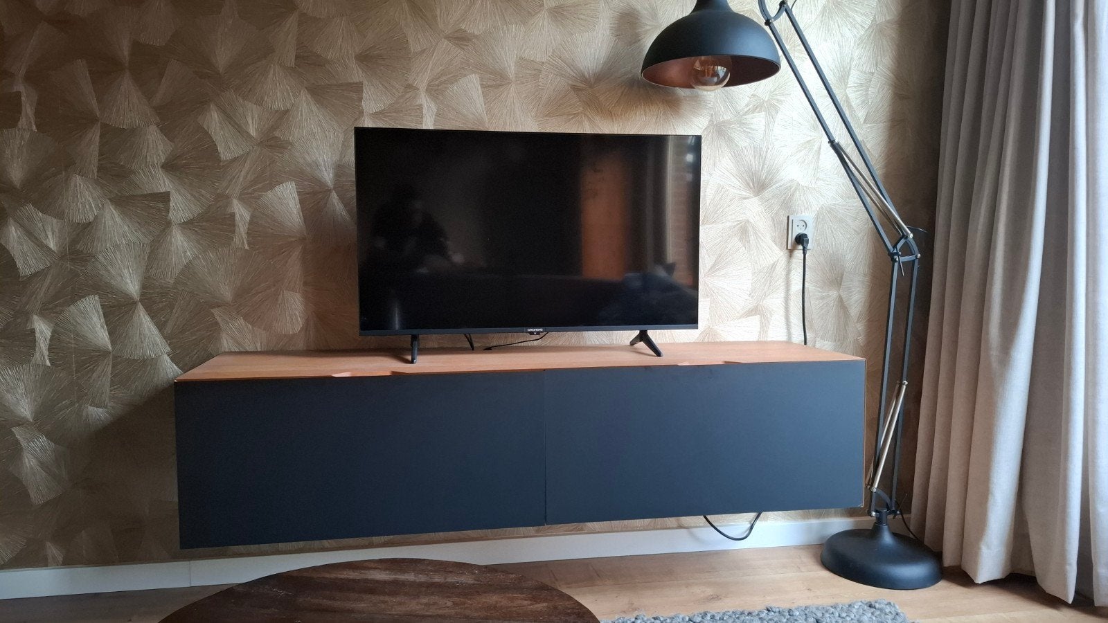 Zwevend tv meubel - Handgemaakt eikenhout met strak design, Huis en Inrichting, Kasten | Televisiemeubels, Ophalen, Gebruikt, 150 tot 200 cm