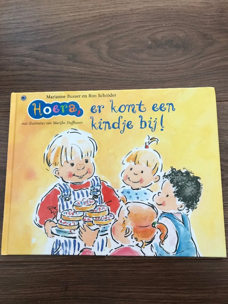 boek : Hoera er komt een kindje bij!, Ophalen of Verzenden, Zo goed als nieuw, Marianne Busser; Ron Schröder, 2 tot 3 jaar