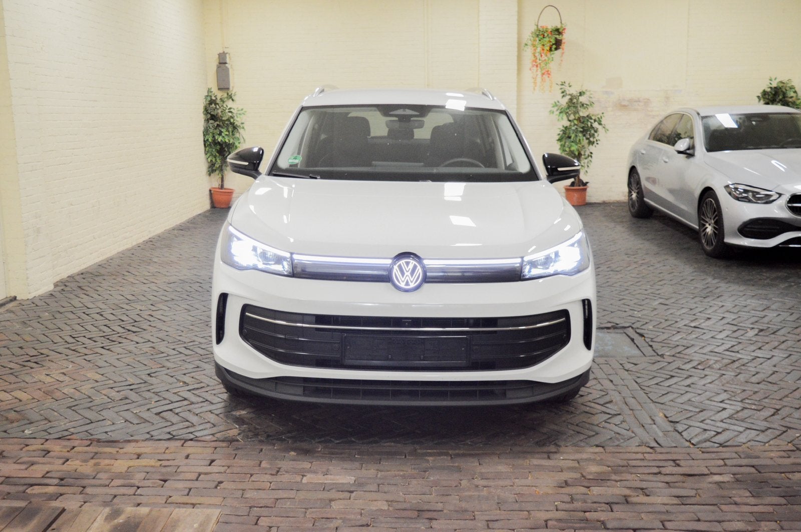 Volkswagen Tiguan 2025 eHybrid 204 pk DSG goal editie, Automaat, Zwart, Wit, Dealer onderhouden