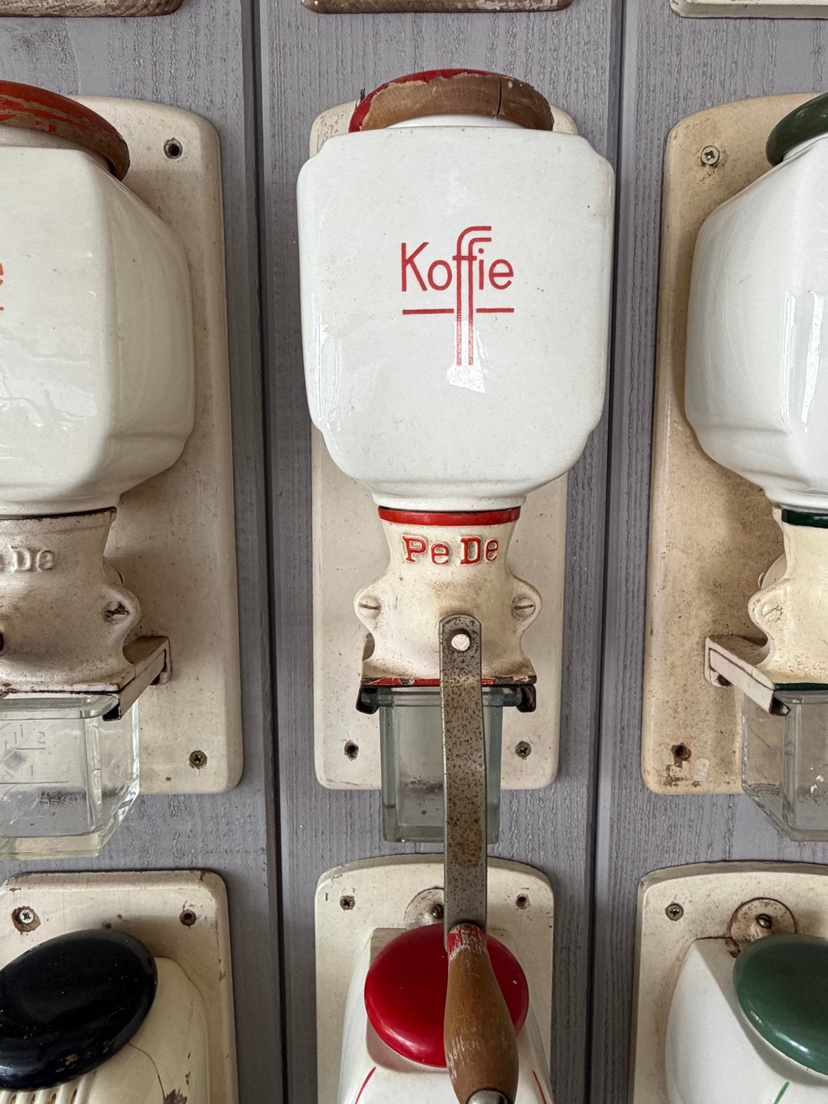 Vintage Pe De Wandkoffiemolen - Rood 'Koffie' opschrift, Antiek en Kunst, Antiek | Keukenbenodigdheden, Ophalen of Verzenden