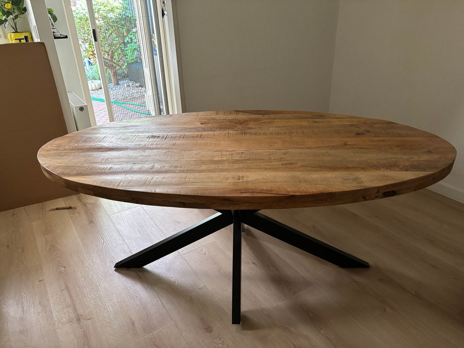 Ronde eettafel mangohout met zwart metalen onderstel, Huis en Inrichting, Tafels | Eettafels, Ophalen, 100 tot 150 cm, Zo goed als nieuw