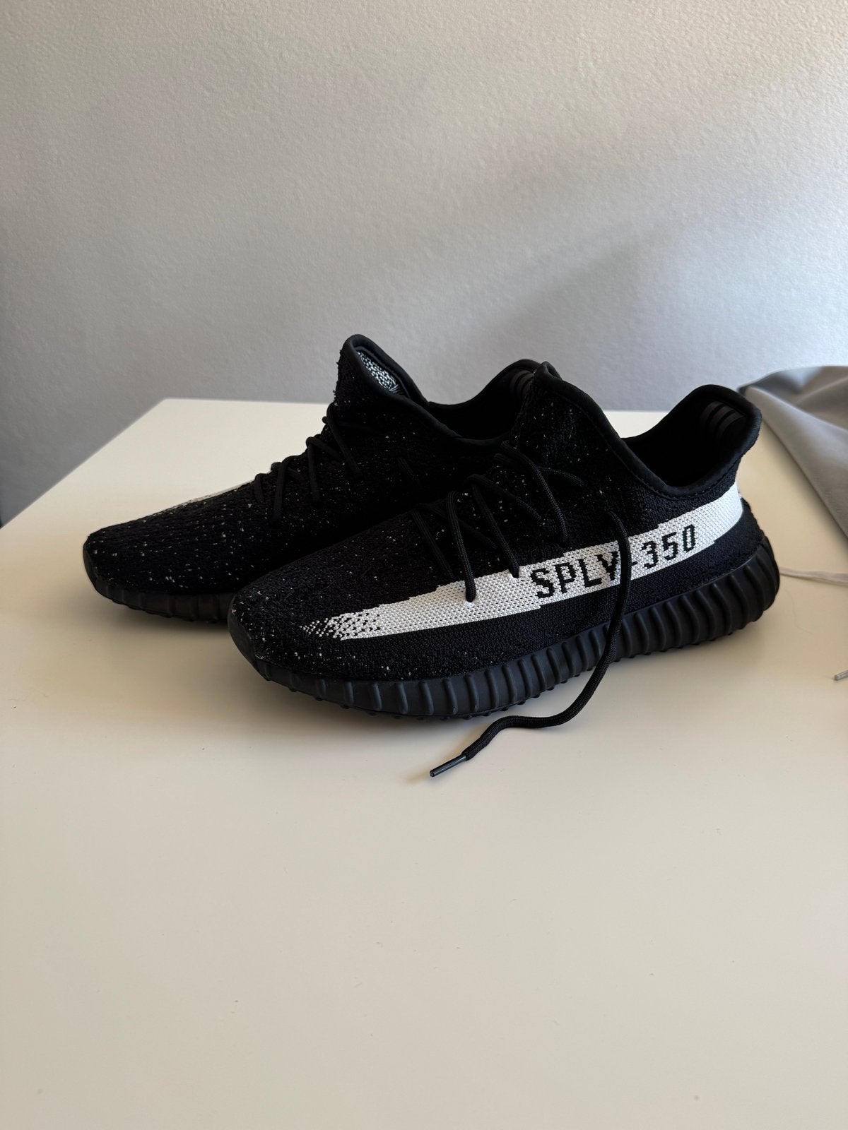 Adidas Yeezy Boost 350 V2 'Oreo' - Zwart/Wit Sneakers, Ophalen of Verzenden, Zo goed als nieuw, Zwart, Sneakers of Gympen