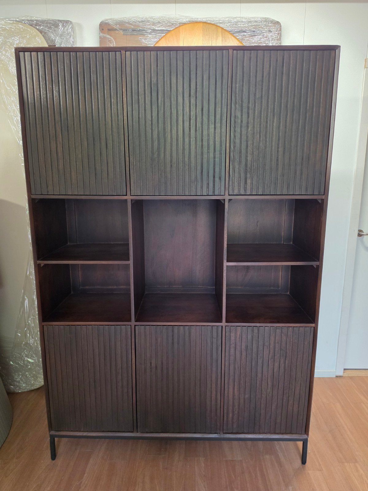 Vakkenkast Madison Brown 135 cm Mangohout met Lattenpatroon, Info@meubeloutletmeppel.nl, 100 tot 150 cm, Ophalen of Verzenden