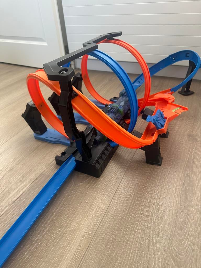 Hot Wheels Spiraal Crash baanset met gemotoriseerde boosters, Kinderen en Baby's, Ophalen, Zo goed als nieuw, Handmatig, Hot Wheels