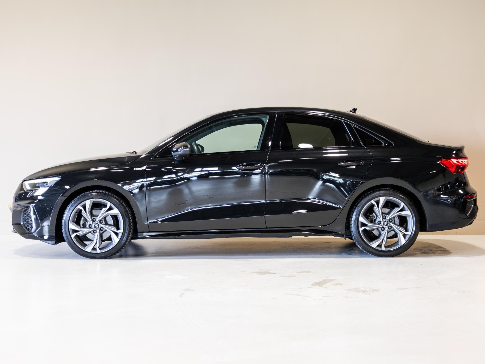 Audi A3 Limousine 35 TFSI S-Line edition / 150pk / NAP / Mat, Auto's, Dealer onderhouden, 4 cilinders, Leder en Stof, Zwart