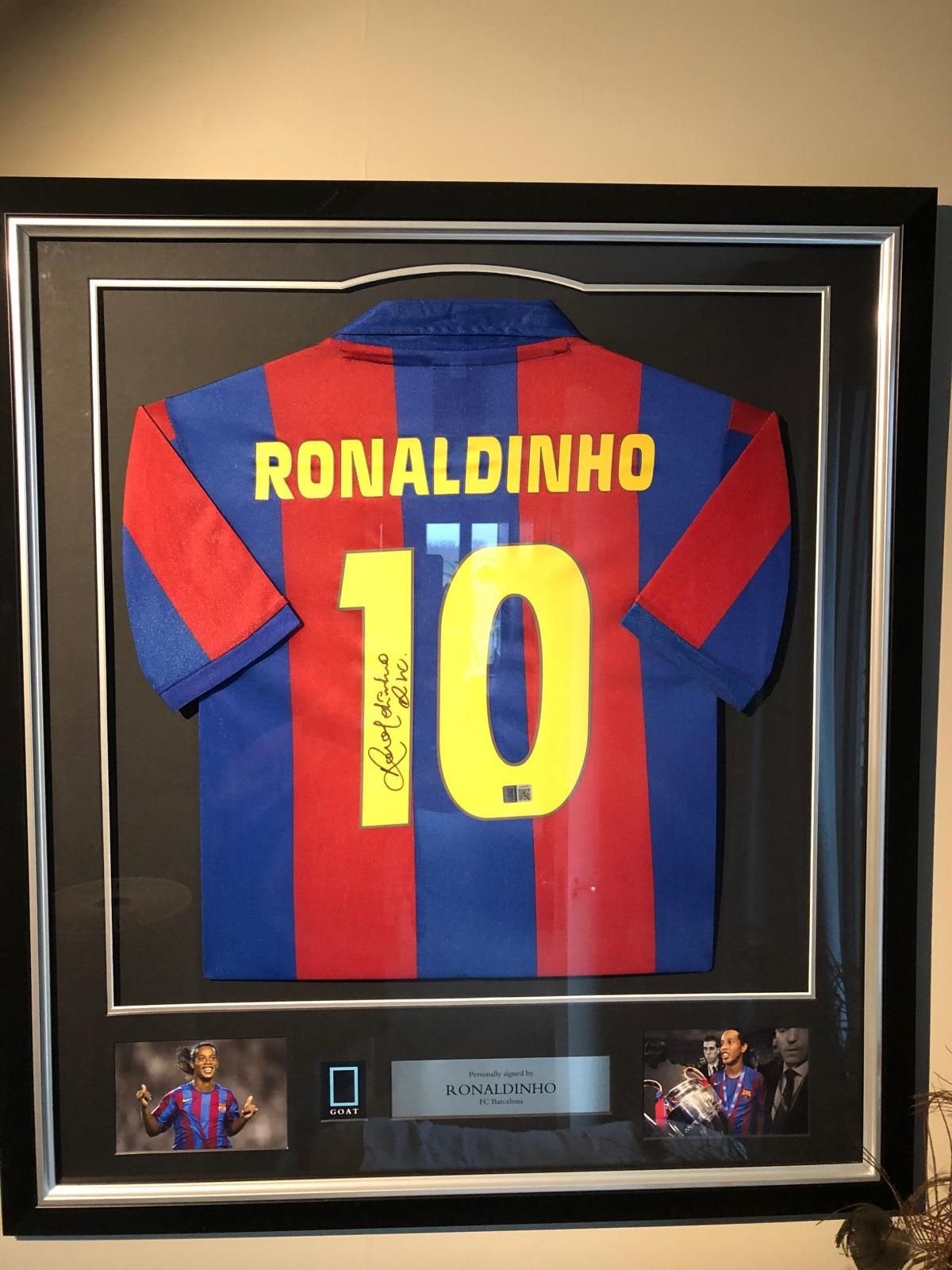 Gesigneerd Ronaldinho shirt - Ingelijst met certificaat, Ophalen of Verzenden, Zo goed als nieuw, Shirt
