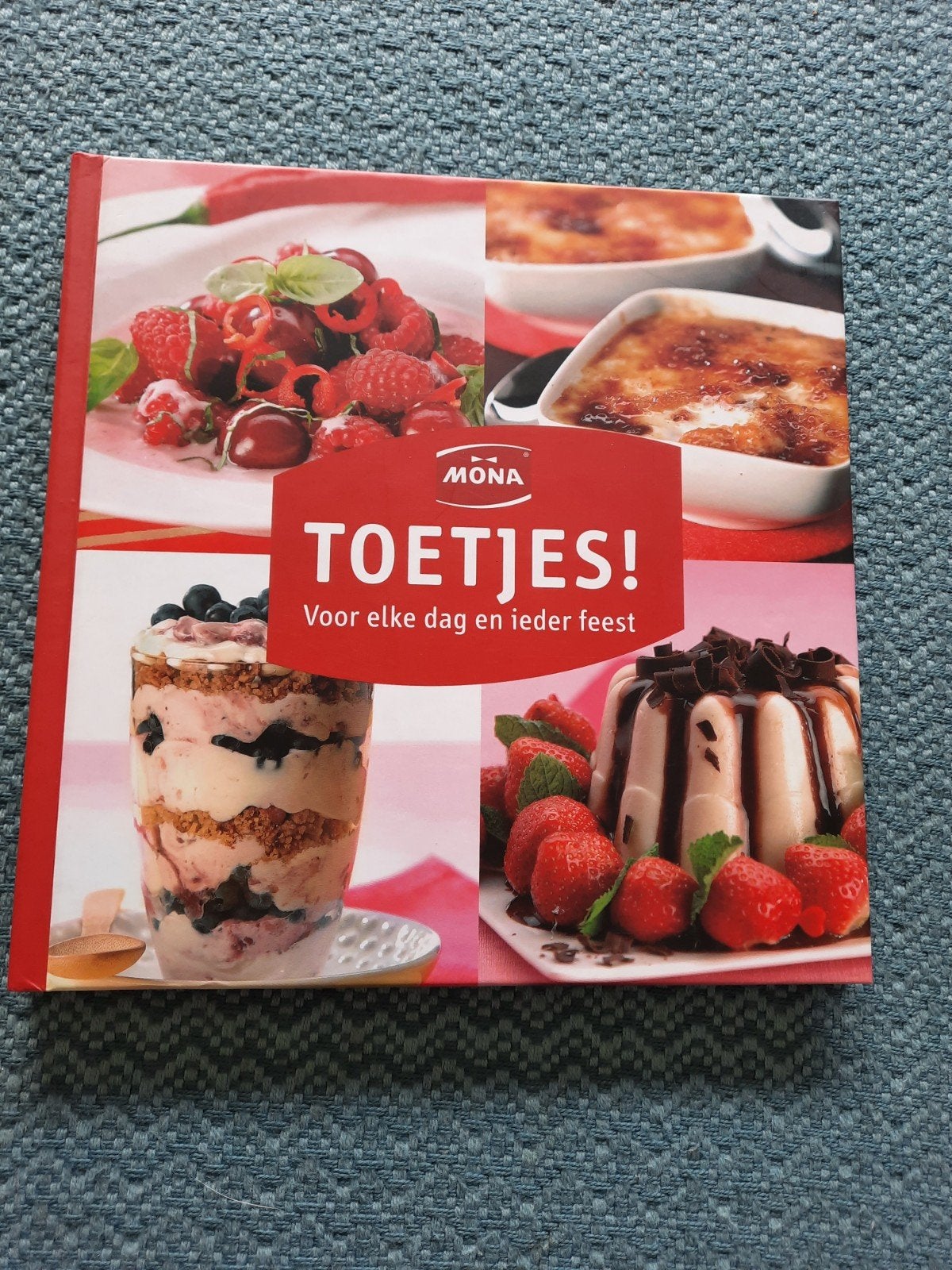 Mona Toetjes! Receptenboek - Hardcover, 128 blz., Nieuwstaat, Ophalen of Verzenden, Zo goed als nieuw