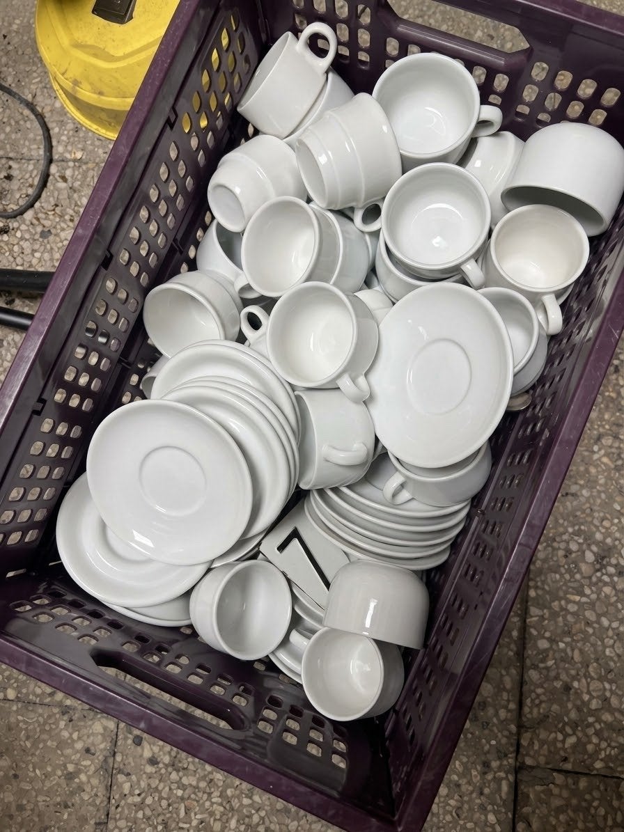 Grote partij witte kopjes en schotels, Gebruikt, Keramiek, Ophalen of Verzenden, Modern