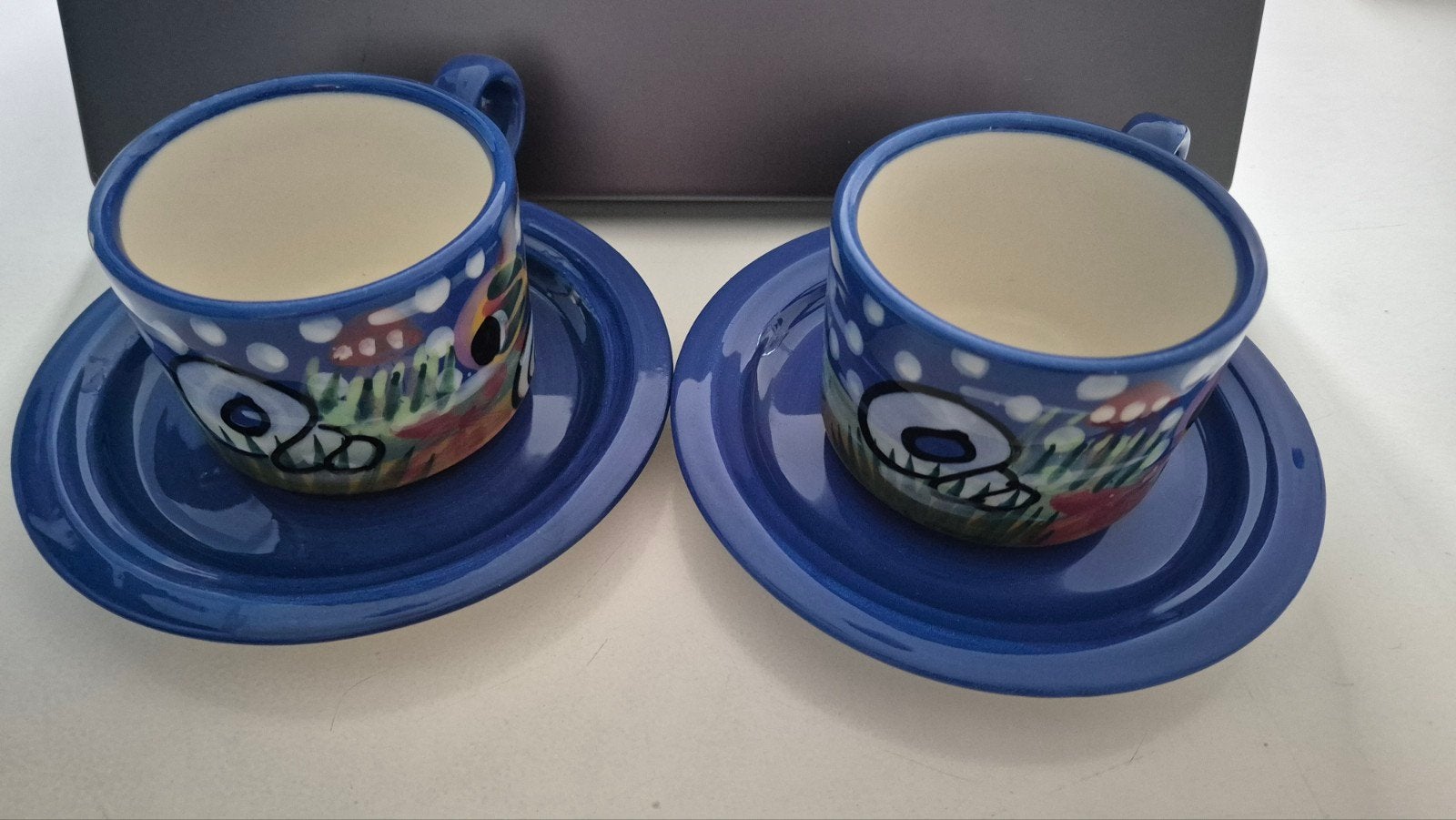 2 handgeschilderde kopjes met schotels, aardewerk, Huis en Inrichting, Ophalen of Verzenden, Zo goed als nieuw, Overige stijlen