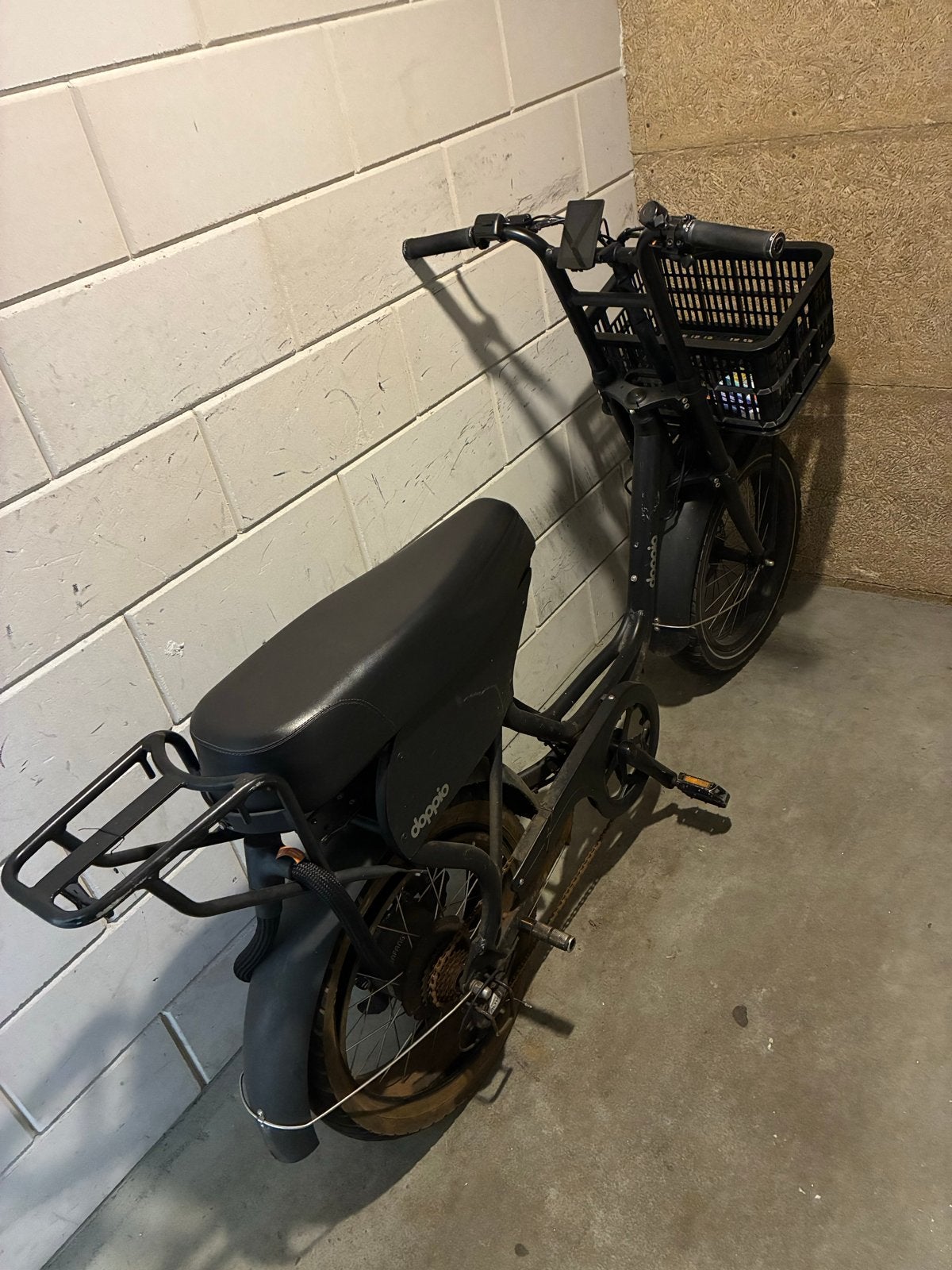 Doppio elektrische fiets met mand en bagagedrager, Fietsen en Brommers, Gebruikt, Minder dan 47 cm, 30 tot 50 km per accu, Ophalen