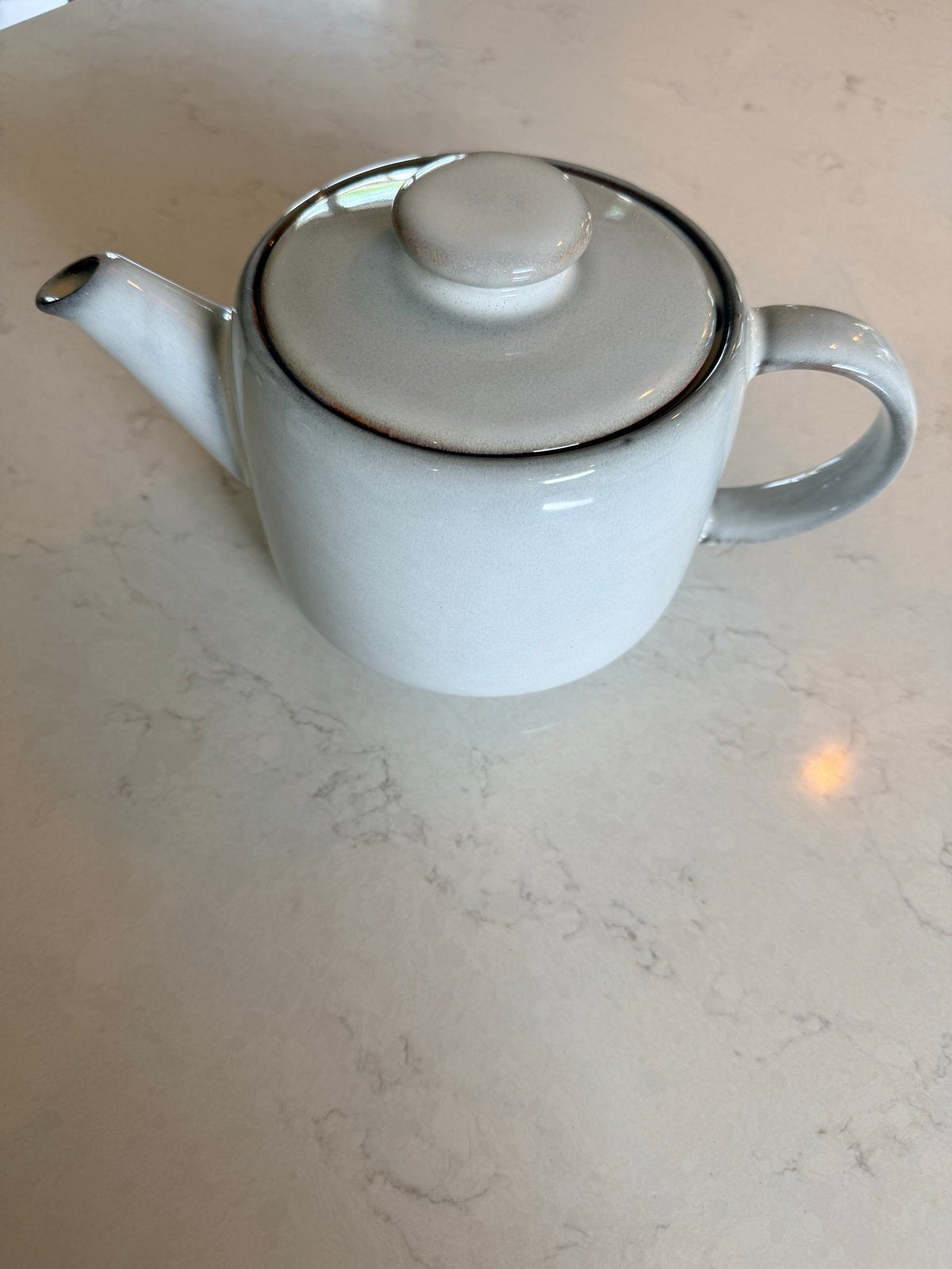 IKEA Gladelig Theepot - Stijlvol en Functioneel, Huis en Inrichting, IKEA, Zo goed als nieuw, Steen/keramiek, Grijs