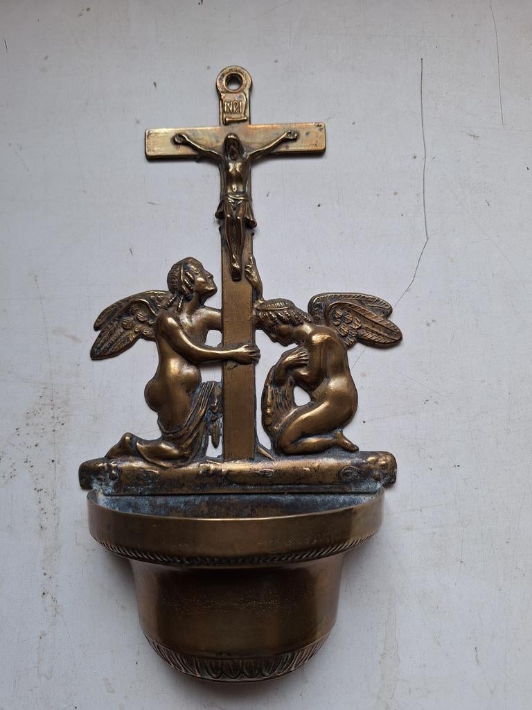 Antiek bronzen wijwaterbakje met kruisbeeld en engelen, Antiek en Kunst, Antiek | Religie, Ophalen of Verzenden