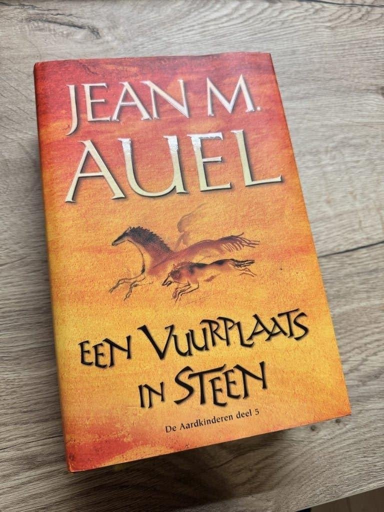 Jean M Auel Een vuurplaats in steen Aardkinderen deel 5, Jean M. Auel, Ophalen of Verzenden, Zo goed als nieuw, Nederland