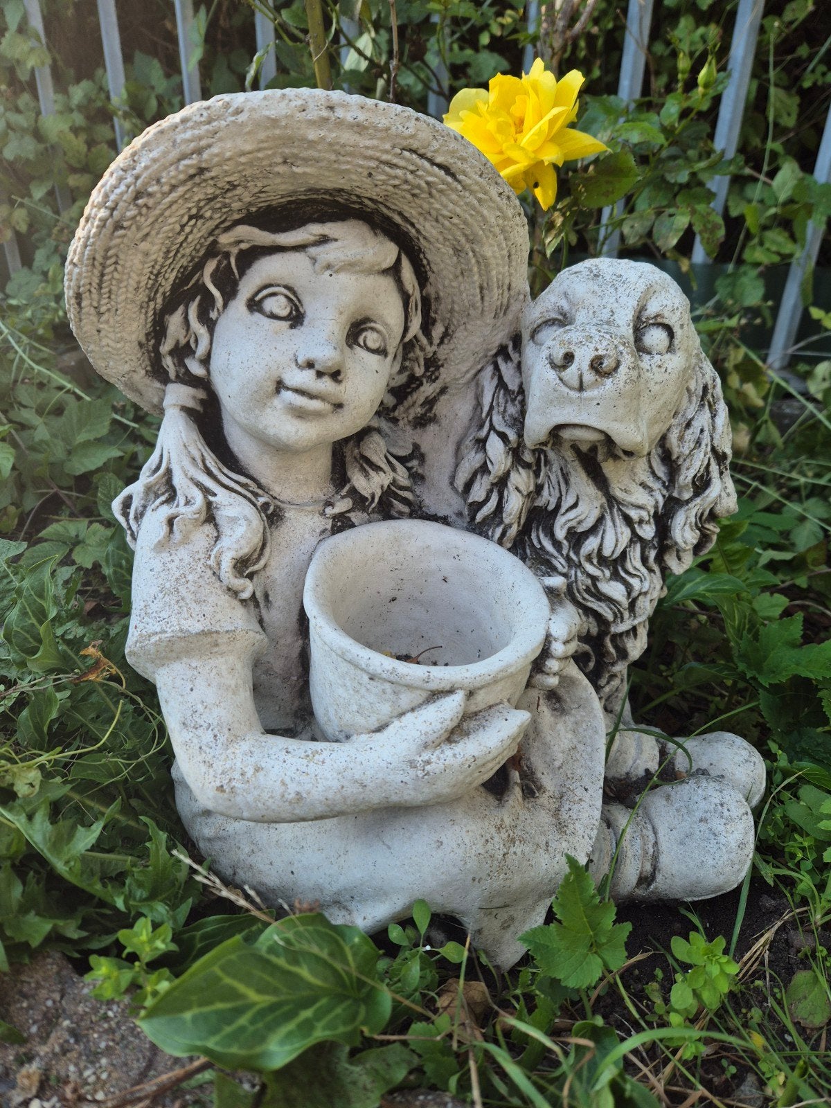 Tuinbeeld meisje met hond en bloempot, Tuin en Terras, Ophalen, Gebruikt, Steen, Mensenbeeld