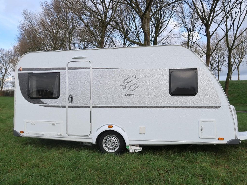NIEUWSTAAT: Knaus Sport 450 FU / Unico luifel / 1e eigenaar, Caravans en Kamperen, Caravans, Rondzit, Bedrijf, Knaus, Schokbreker