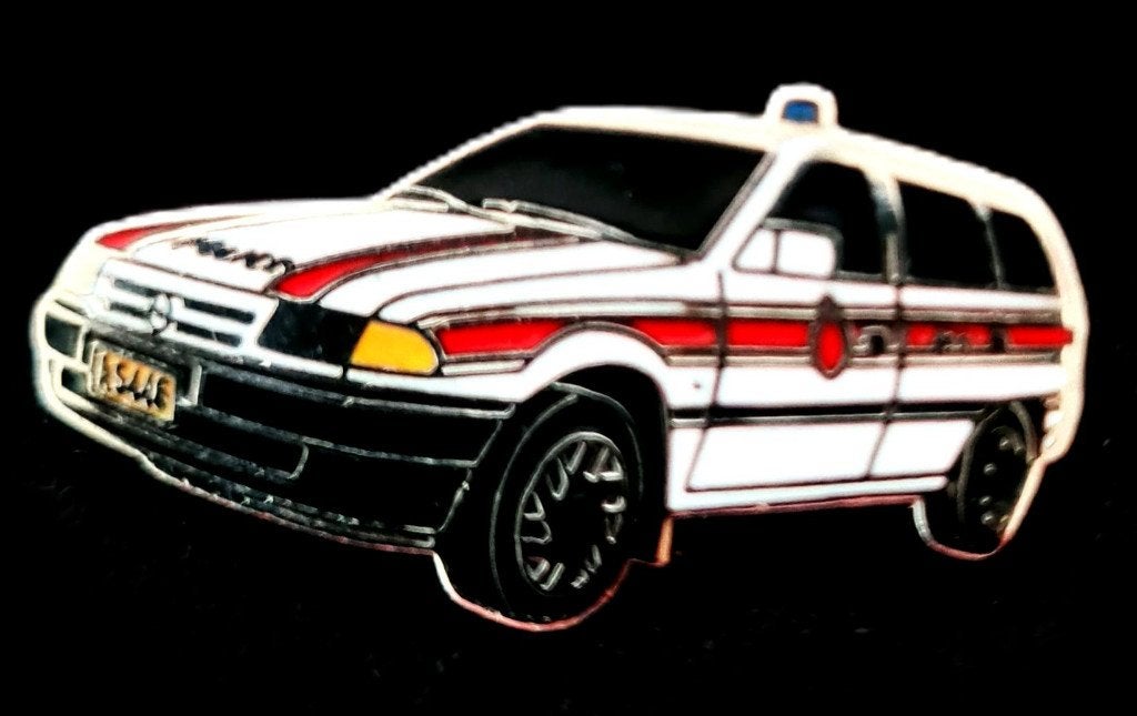 Opel Astra F Caravan politiewagen pin, Verzamelen, Verzenden, Nieuw, Transport, Speldje of Pin