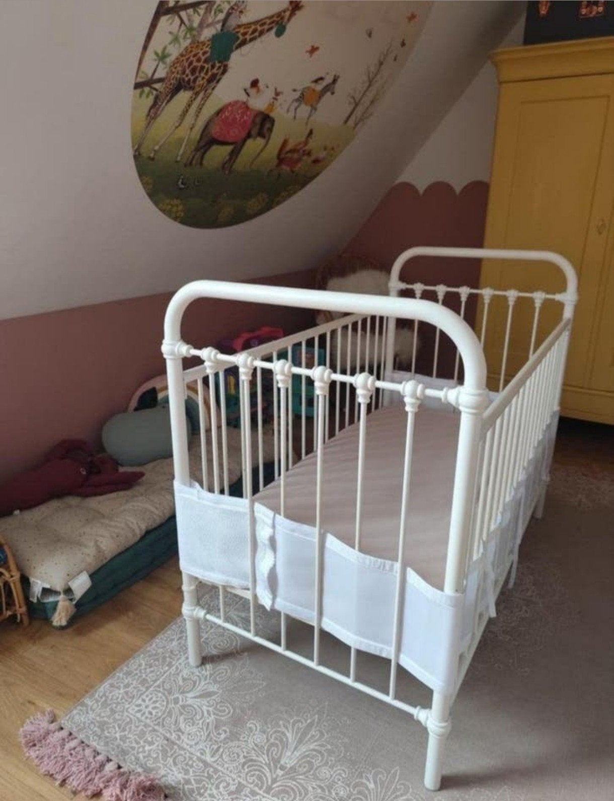 Antiek/Vintage ledikant met bedbumper+in hoogte verstelbaar, Kinderen en Baby's, Ophalen of Verzenden, Zo goed als nieuw, Ledikant