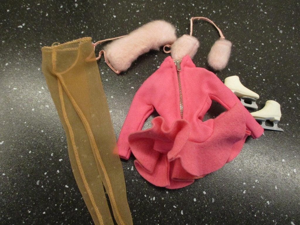 1965 BARBIE SKATER'S WALTZ in M/NM staat, Verzamelen, Poppen, Verzenden, Zo goed als nieuw, Kleertjes