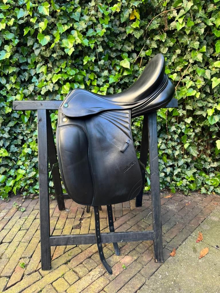 Prestige Milan dressuurzadel 18/33, Dieren en Toebehoren, Paarden en Pony's | Zadels, Ophalen of Verzenden, Zo goed als nieuw