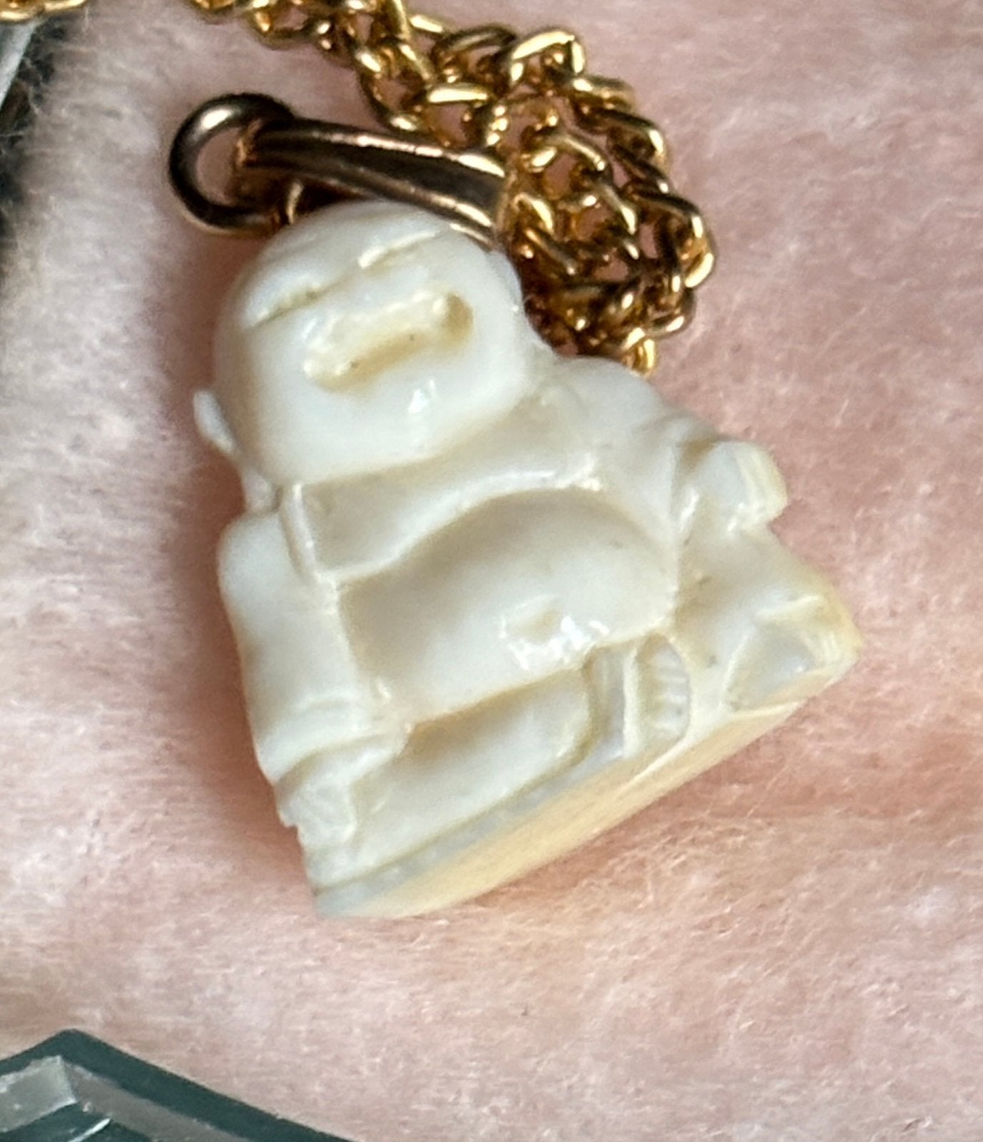 Lachende Boeddha ketting - Crèmekleurige been hanger, Sieraden, Tassen en Uiterlijk, Kettingen, Gebruikt, Overige materialen, Goud