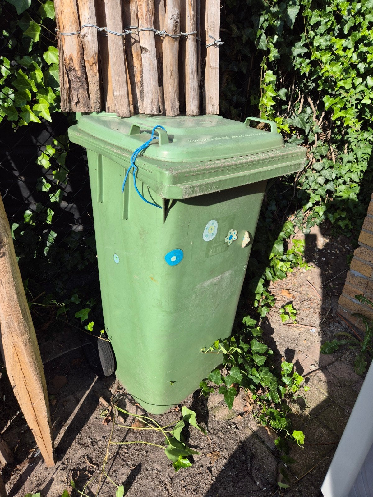 Groene kliko afvalcontainer met wielen, Ophalen, Gebruikt