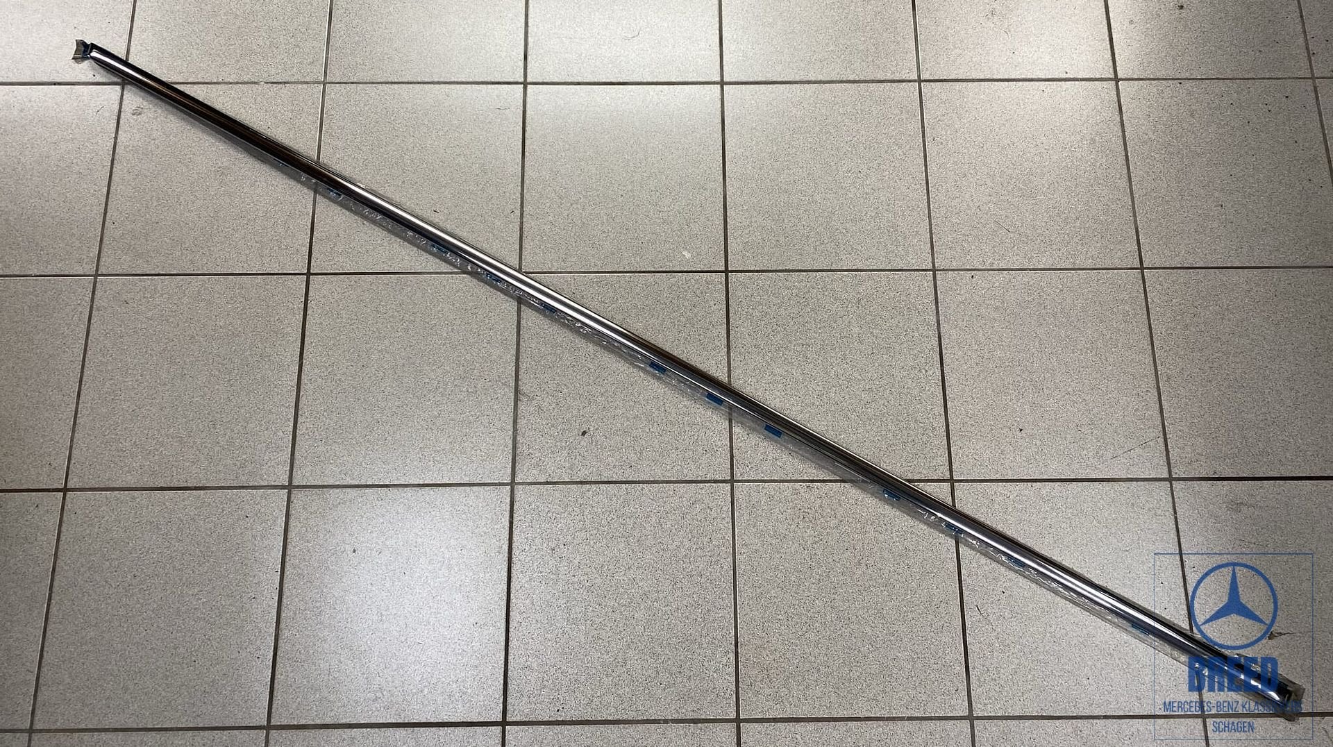 NOS dorpellijst links voor Mercedes-Benz W114 W115, Auto-onderdelen, Carrosserie en Plaatwerk, Ophalen, -, Nieuw, -