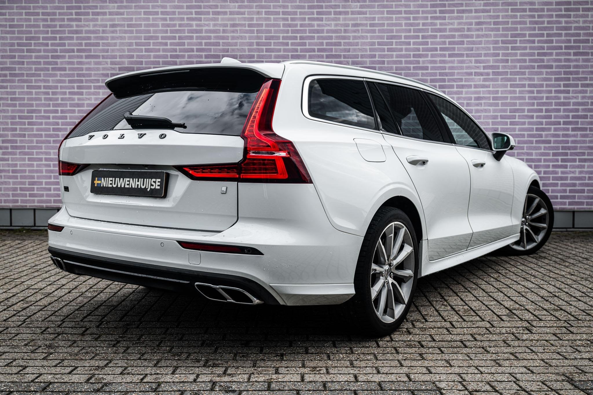 Volvo V60 2.0 T4 Momentum Pro | Trekhaak | Styling Pakket |, Auto's, 15 km/l, Euro 6, Leder en Stof, Wit