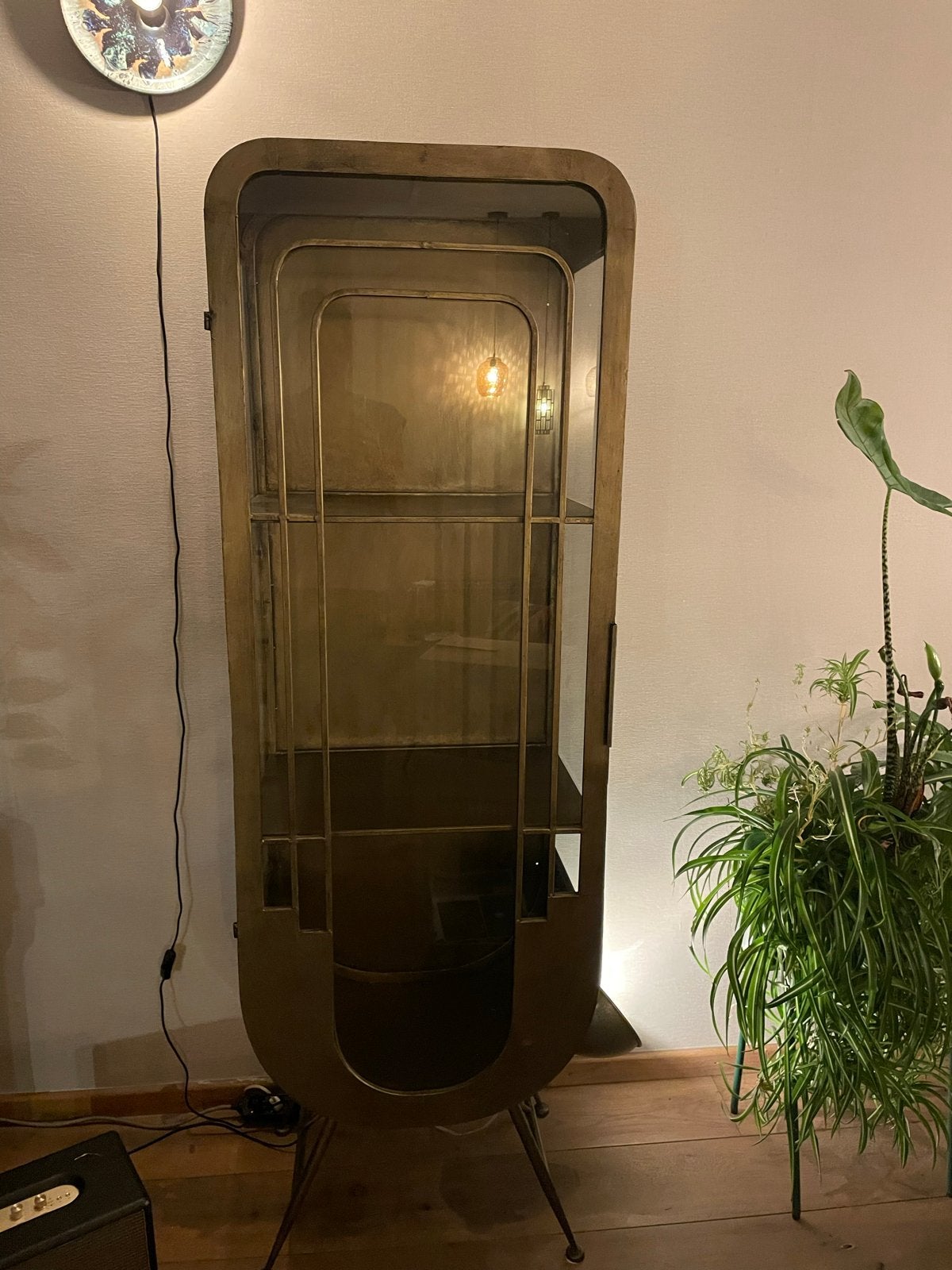 Messing style vitrinekast met helder glas, jaren '20 stijl, Huis en Inrichting, Kasten | Vitrinekasten, Ophalen, Met plank(en)