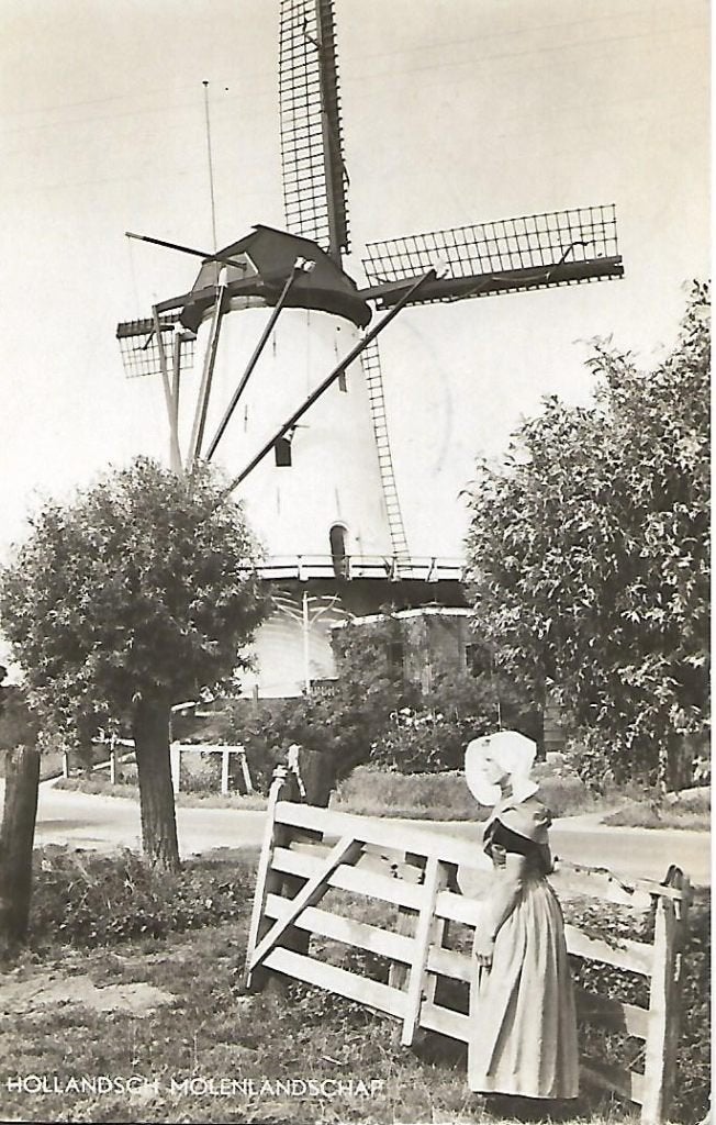 Klederdracht- -Meisje bij molen., Verzenden, 1940 tot 1960, Gelopen, Klederdracht