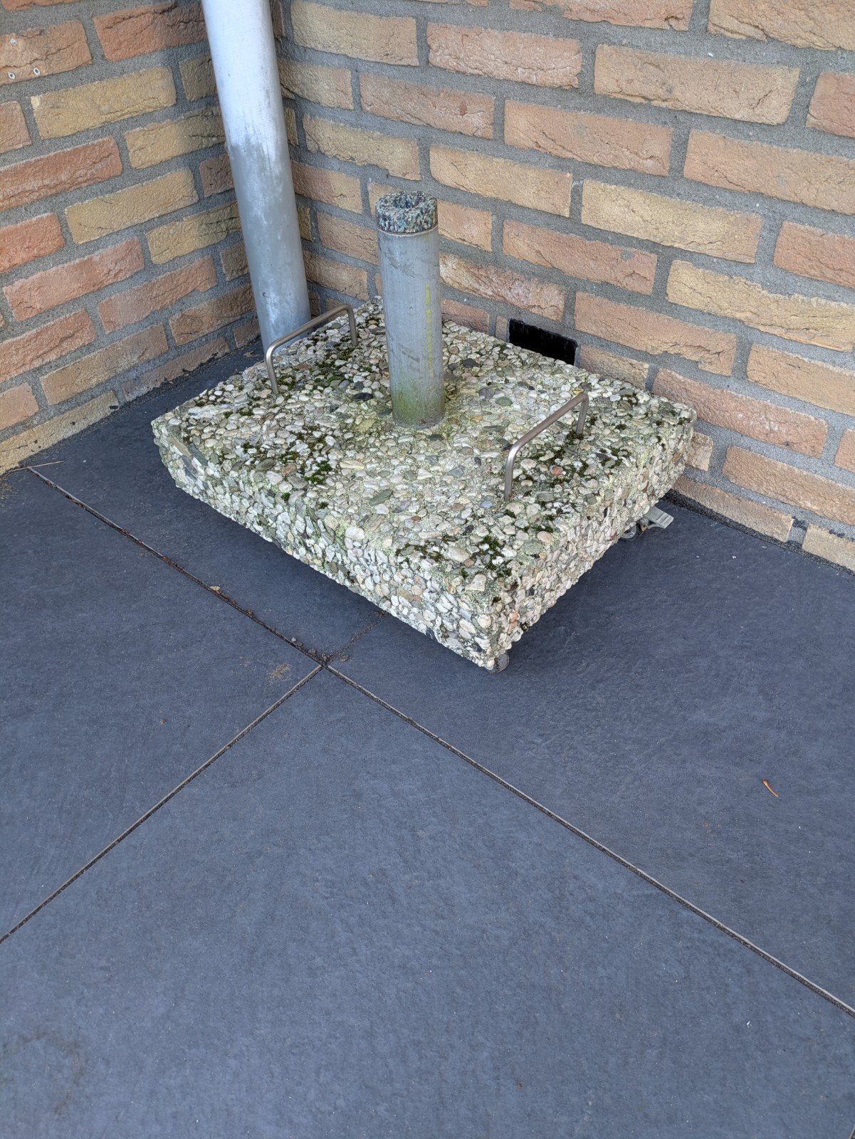 Zware parasolvoet van gewassen grindbeton op wielen, Tuin en Terras, Ophalen, Gebruikt, Parasolvoet