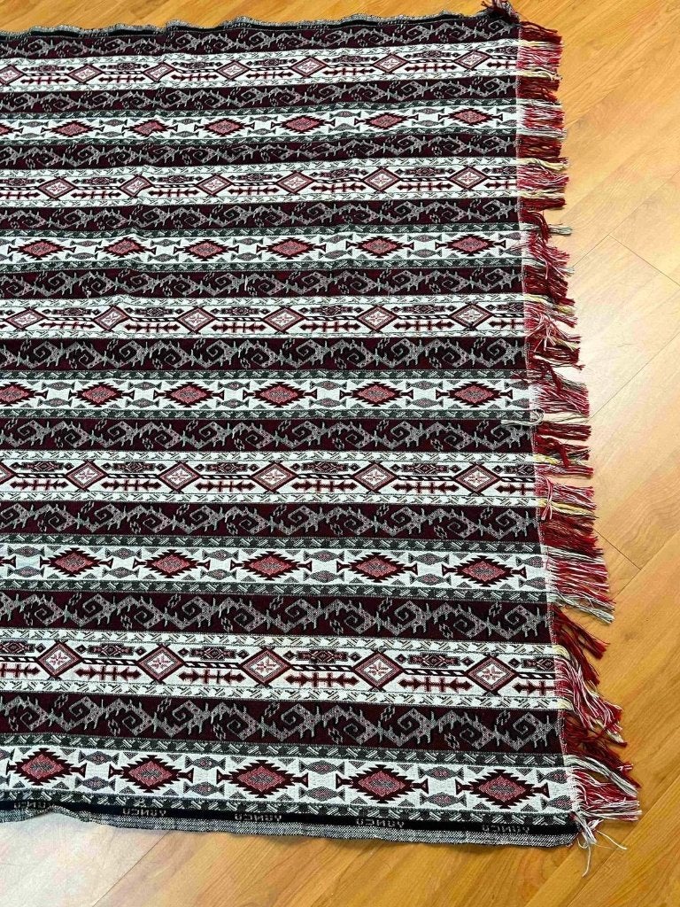 Kleed  bordeaux rood grijs tweezijdig franje 138/134 cm, Gebruikt, 100 tot 150 cm, Ophalen of Verzenden, Mon Plaisir 19, Etten-Leur, Netherlands