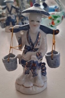 Vintage Chinees beeldje met emmers - Delfts blauw stijl, Antiek en Kunst, Ophalen of Verzenden
