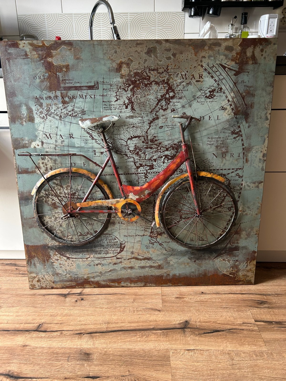 Vintage metal wanddecoratie fiets op wereldkaart, Vintage, Gebruikt, Meerkleurig, Ophalen of Verzenden