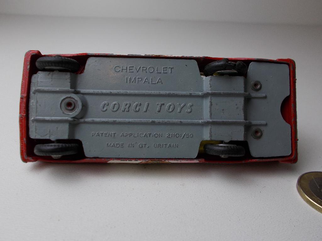 1963 Corgi Toys 439 CHEVROLET IMPALA FIRE CHIEF + 2 FIGURES!, Ophalen of Verzenden, Zo goed als nieuw, Auto, Corgi