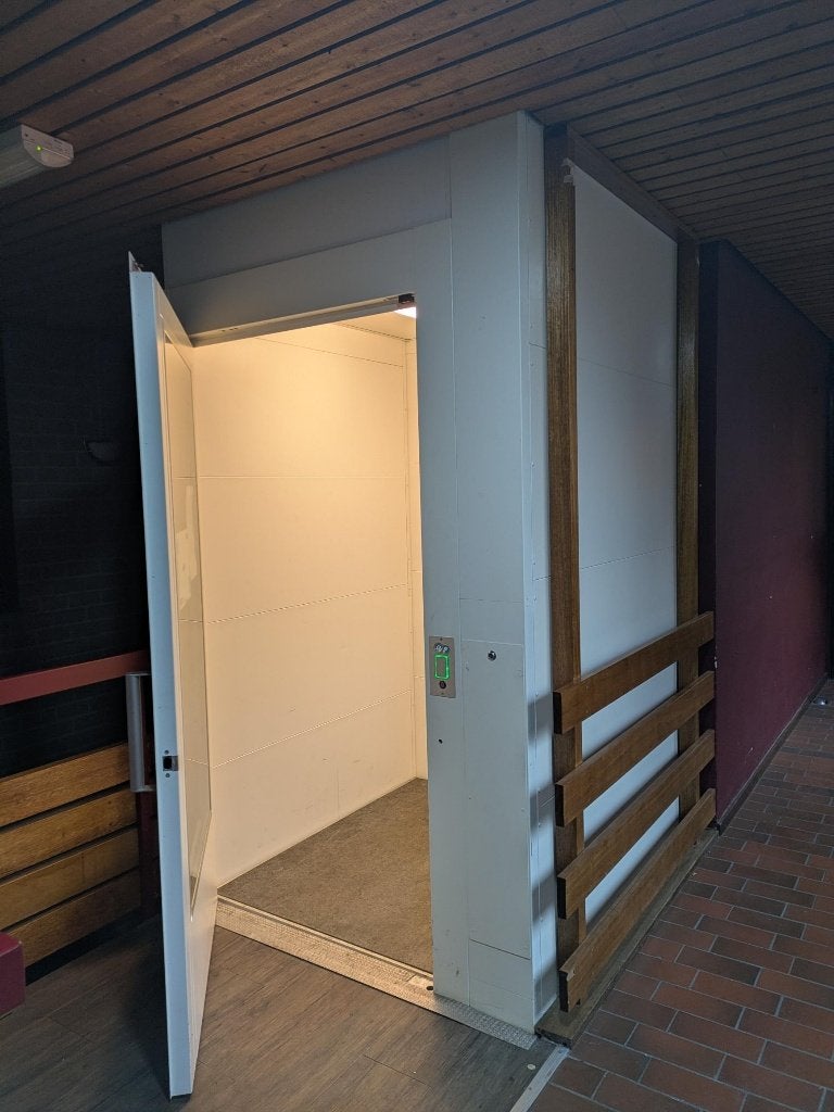te koop hele mooie plateaulift 1 verdieping merk aritco, Ophalen, Zo goed als nieuw