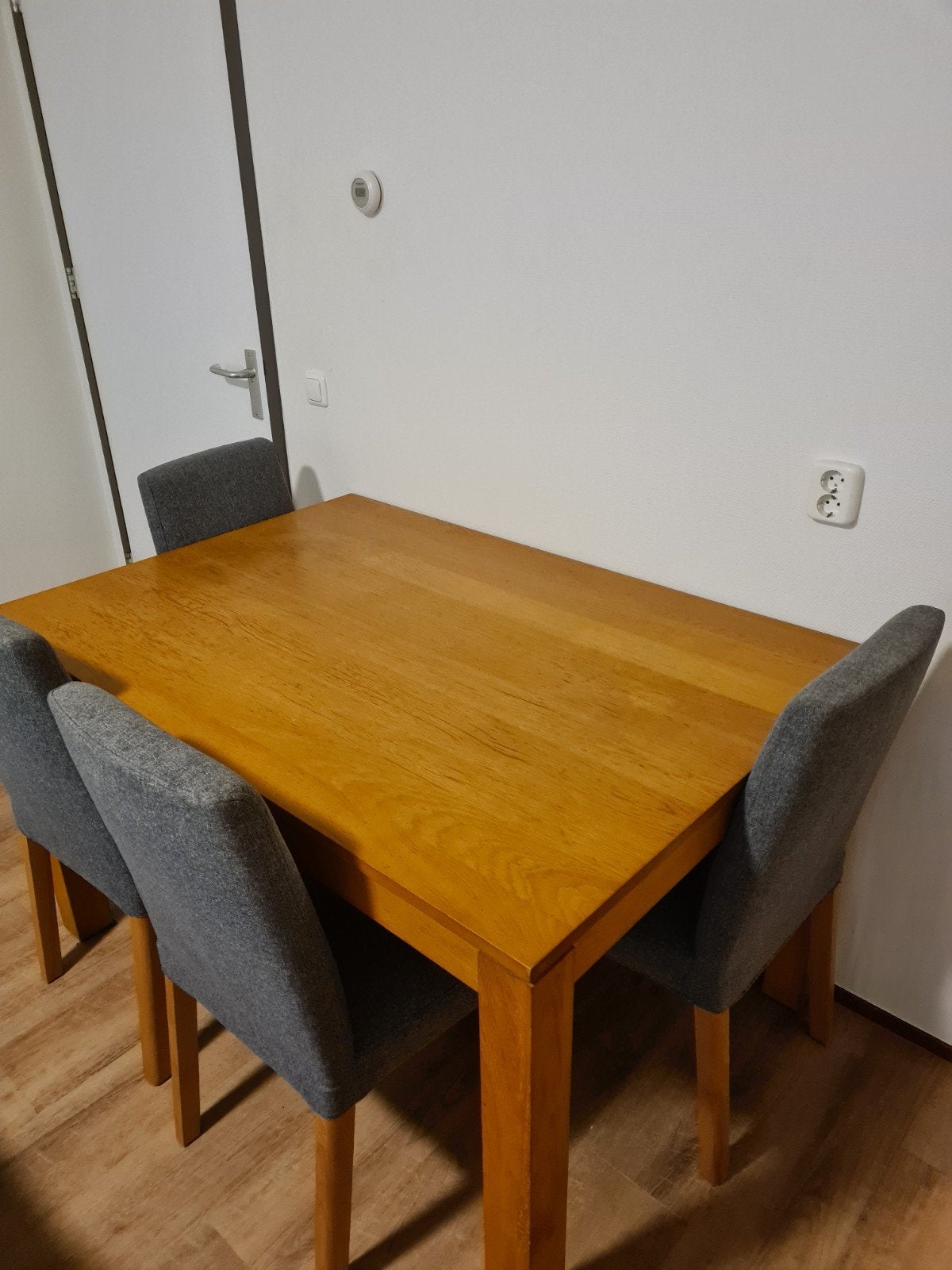 Houten eettafel met 4 stoffen stoelen - Zo goed als nieuw, Huis en Inrichting, Tafels | Eettafels, Ophalen, Zo goed als nieuw