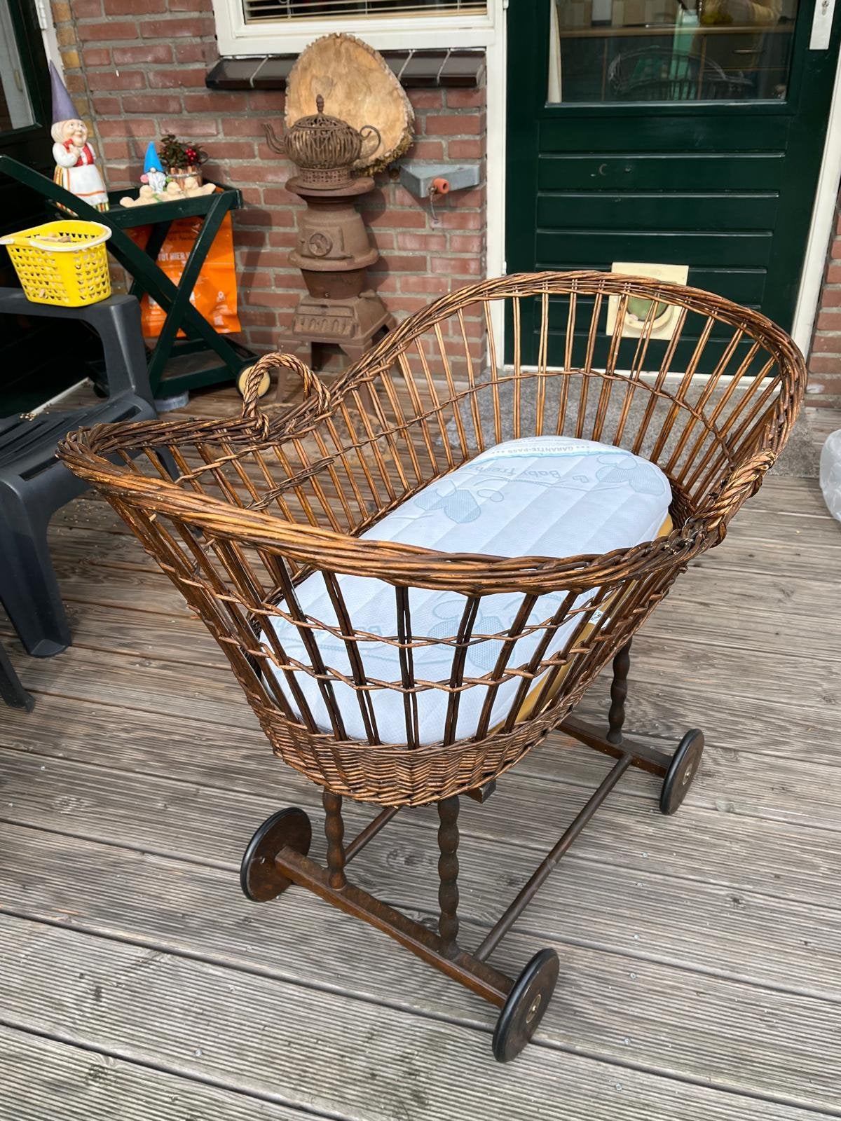 Klassieke vintage rotan babywieg op wieltjes (jaren 80), Ophalen, Zo goed als nieuw, Wieg