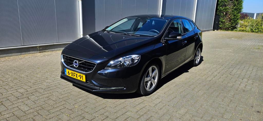 Volvo V40 2.0 D4 190PK 2014 Zwart 3 maanden garantie, Auto's, Volvo, Voorwielaandrijving, Euro 5, Stof, Zwart