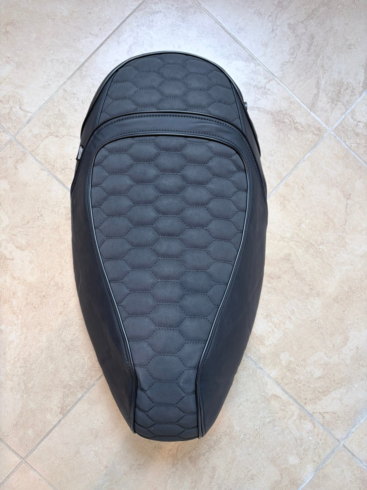 Nieuw Custom Duo RS Alcantara Zip Zadel Zwart, Fietsen en Brommers, Brommeronderdelen | Scooters, Nieuw, Piaggio, Zadel, Ophalen of Verzenden