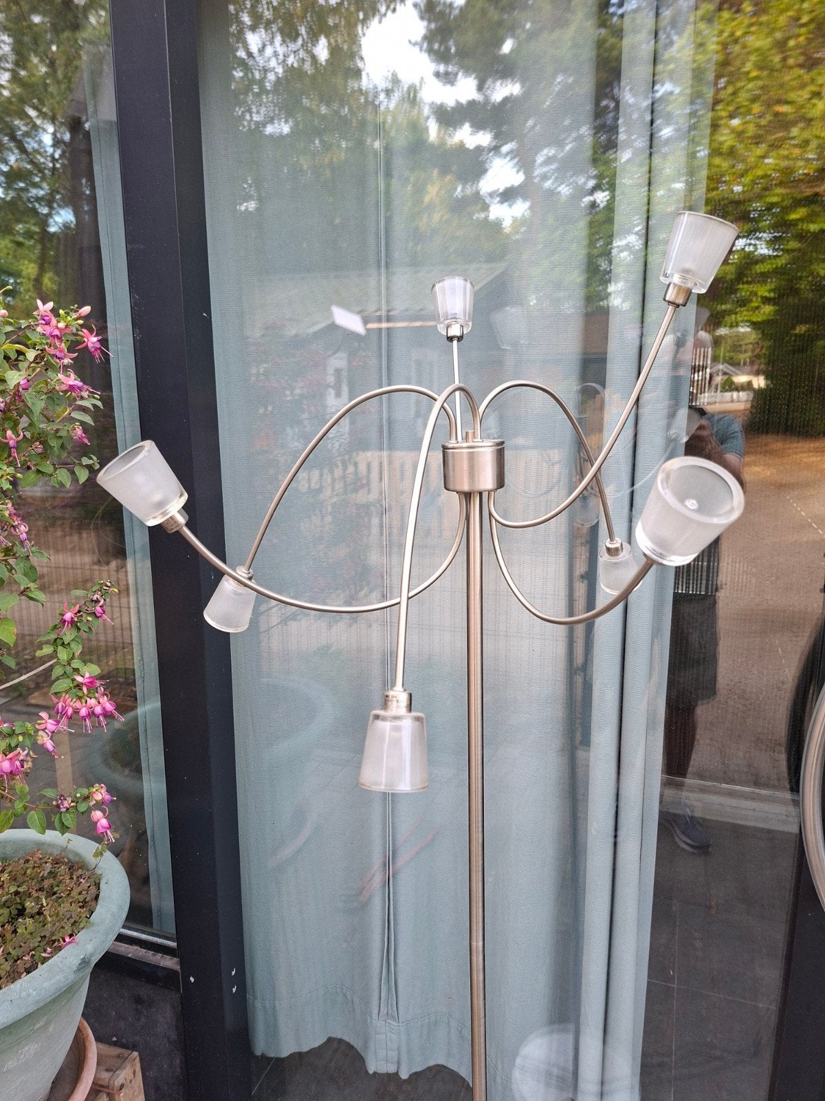 Moderne staande lamp met 7 glazen kappen, Gebruikt, E14 (klein), Ophalen of Verzenden, Glas