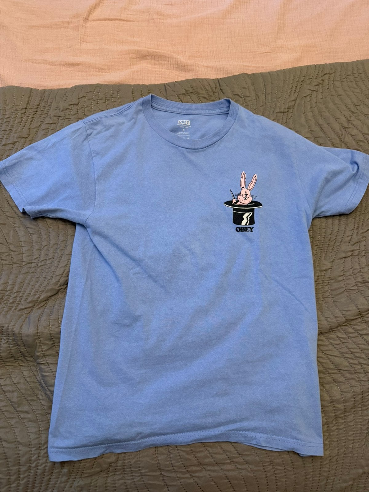Obey Tee, Verzenden