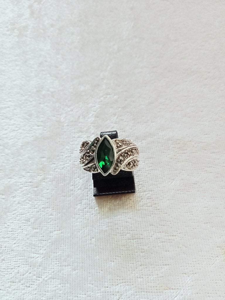 Mooie Zilveren ring met ovale groene steen en markesietjes, Verzenden, Zilver, Ring