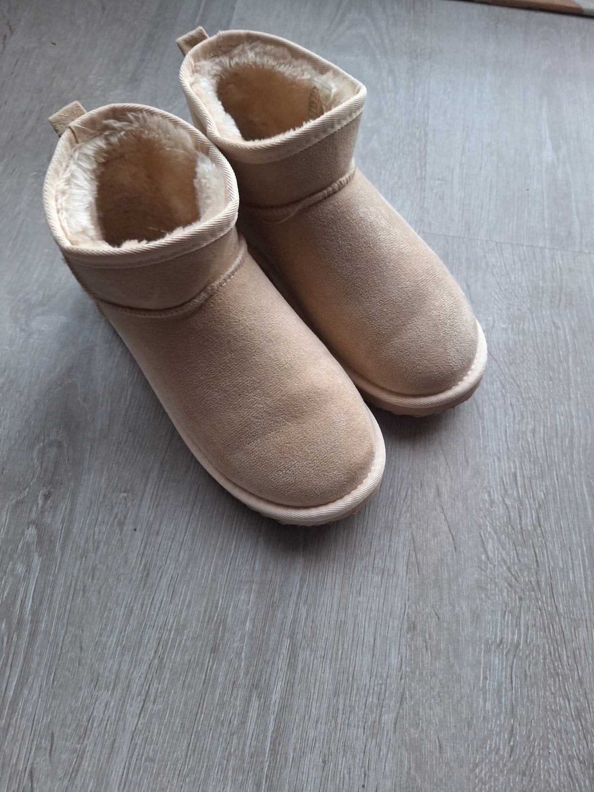 Leuke sloffen, Ophalen of Verzenden, Zo goed als nieuw, Instappers, Beige