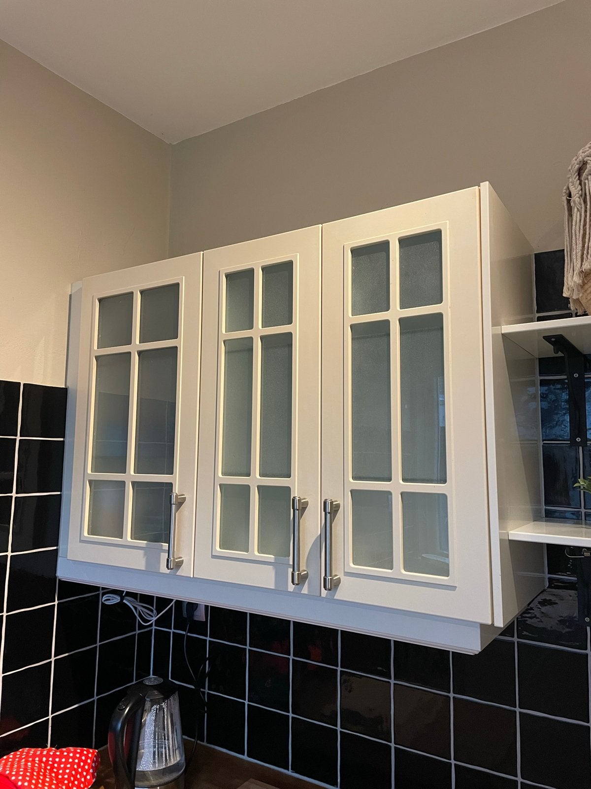 Witte Keukenkast met Glazen Deuren + 2 planken, Ophalen, Gebruikt, 100 tot 150 cm, Wit