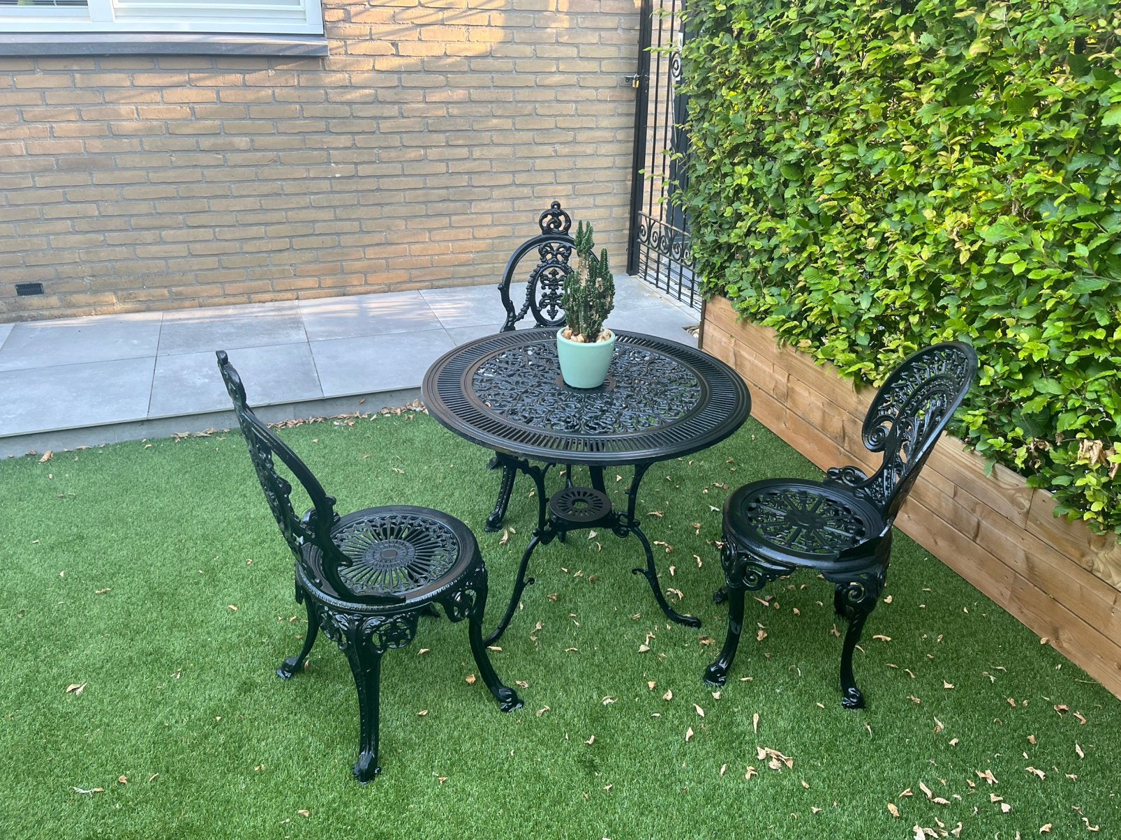 Prachtige gietijzeren bistro set, 3 stoel , 1 tafel, Overige materialen, Zo goed als nieuw, Stoel, Ophalen