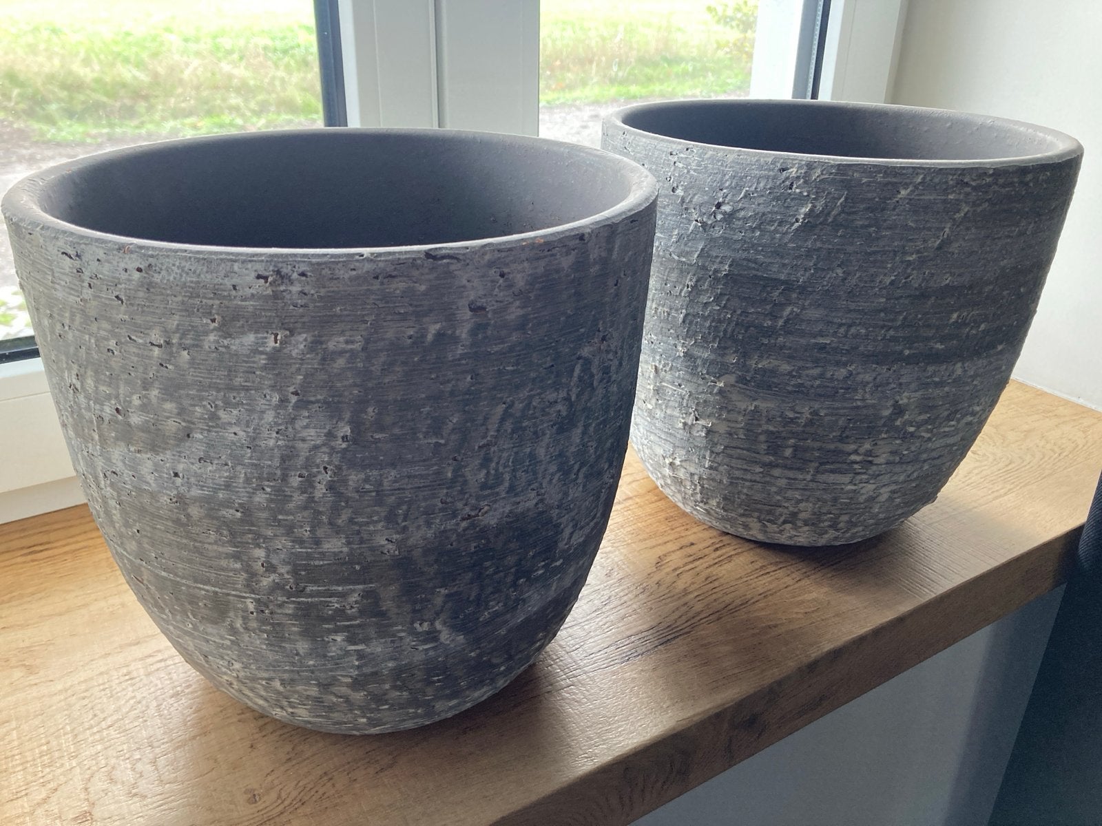 2 Grote Grijze Bloempotten, Rond, Binnen, Zo goed als nieuw, Minder dan 40 cm