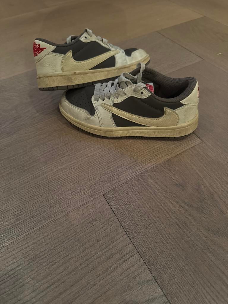 Travis Scott Jordan 1 Low Reverse Mocha Maat 33, Kinderen en Baby's, Ophalen of Verzenden, Gebruikt, Jongen of Meisje, Sportschoenen