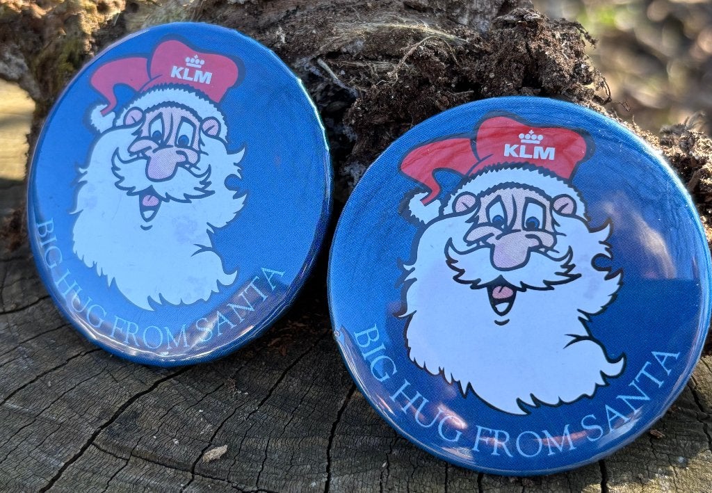 KLM button Big hug from Santa, Ophalen of Verzenden, Zo goed als nieuw, Overige typen