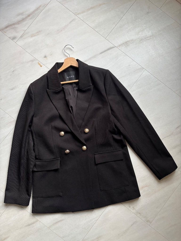 Zwarte mid-lengt blazer van NIKKIE in maat 40, Maat 38/40 (M), Zwart, Ophalen of Verzenden, Zo goed als nieuw